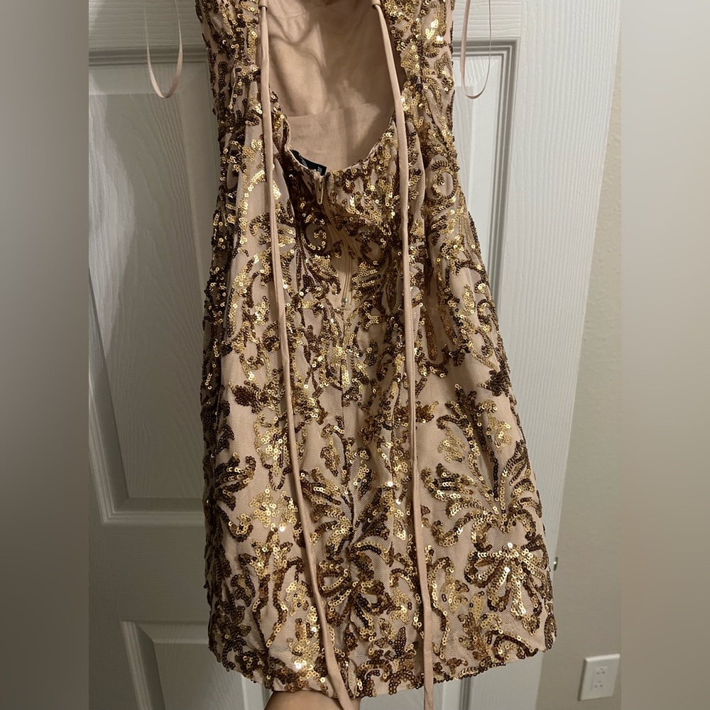 WINDSOR GOLD DRESS SIZE SMALL WORN ONLY ONCE - Picture 6 of 8